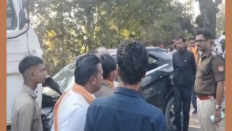 बांदा: बेकाबू कार छात्रा को टक्कर मारकर खड़े ट्रक में घुसी, शिक्षक-पत्नी समेत चार घायल