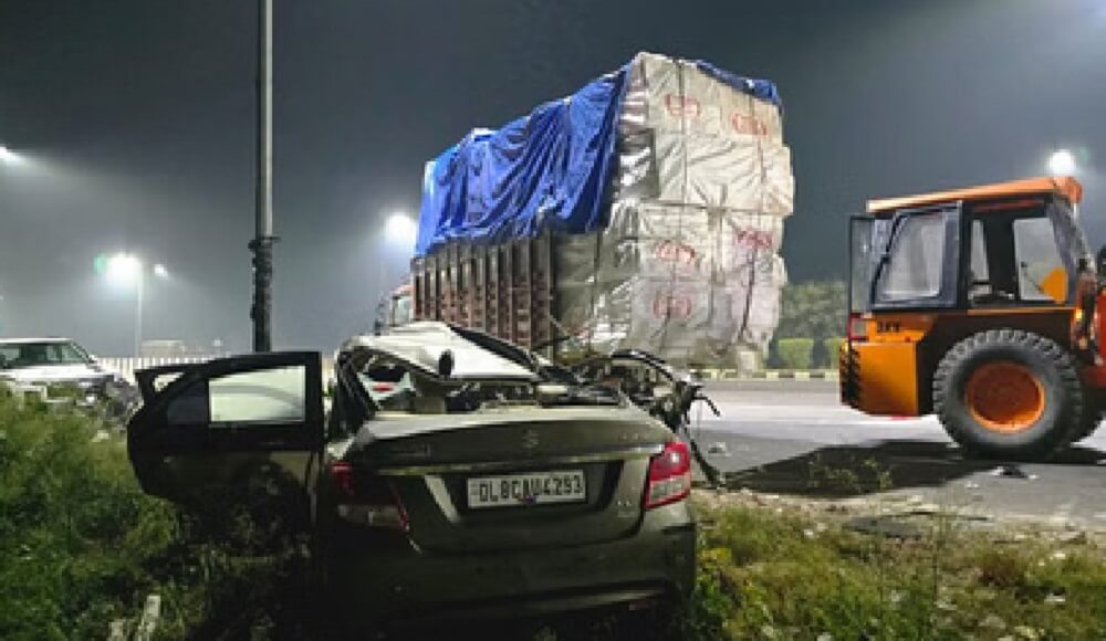 majoraccident-in-up-Amroha-four-doctors-killed-onhighway-car-collides-parked-dcm