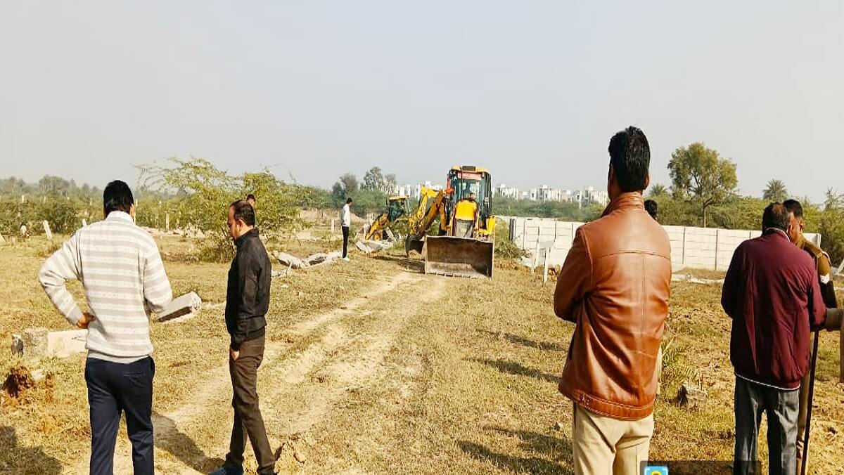 Banda DM's action stirred up panic: Bulldozers run on illegal plotting of AjitGupta RajBhavan Upadhyay 
