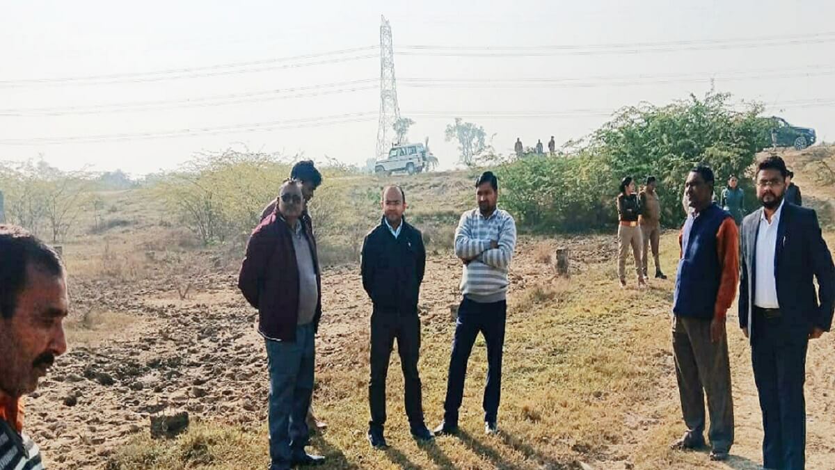 Banda DM takes major action against illegal plotting-Bulldozers runon illegal plot named 'Rani Durgavati Green City'