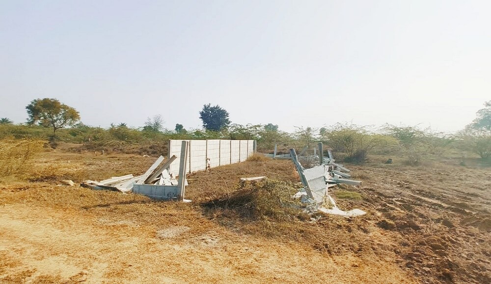 Banda DM takes major action against illegal plotting-Bulldozers runon illegal plot named 'Rani Durgavati Green City'