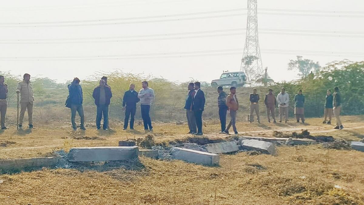 Banda DM takes major action against illegal plotting-Bulldozers runon illegal plot named 'Rani Durgavati Green City'