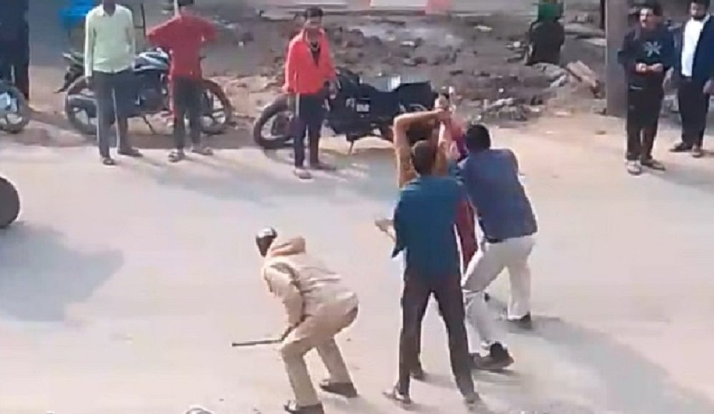 Banda: Bus driver and conductor beaten for stopping male passenger to sitting with woman