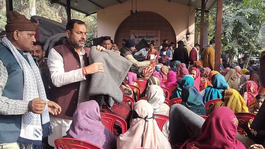 Banda MLA distributed blankets to erickshaw drivers