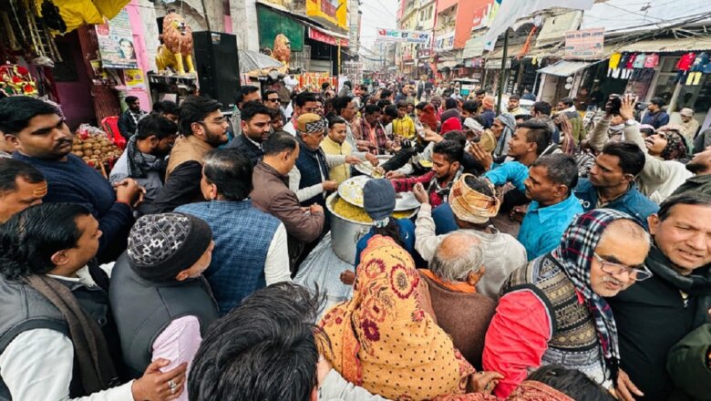 बांदा विधायक के जन्मदिन पर कार्यकर्ताओं ने काटा केक-प्रसाद वितरण भी..