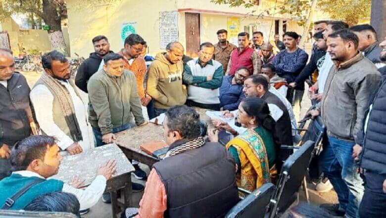 बांदा विधायक ने SIR को लेकर मतदाता सूची का किया अध्यन