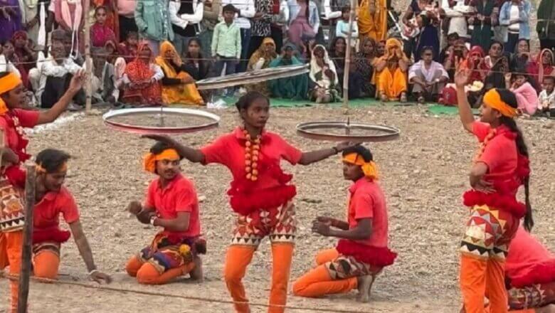 Banda: दीवारी नृत्य में बालिकाओं का अद्भुत कौशल को देख दंग रह गए लोग