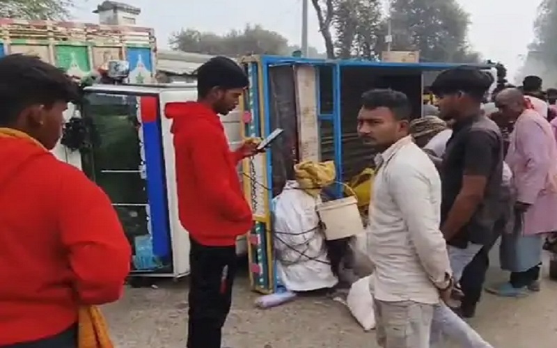 in Banda Tragic accident 10 injured four critically after pickup truck overturns