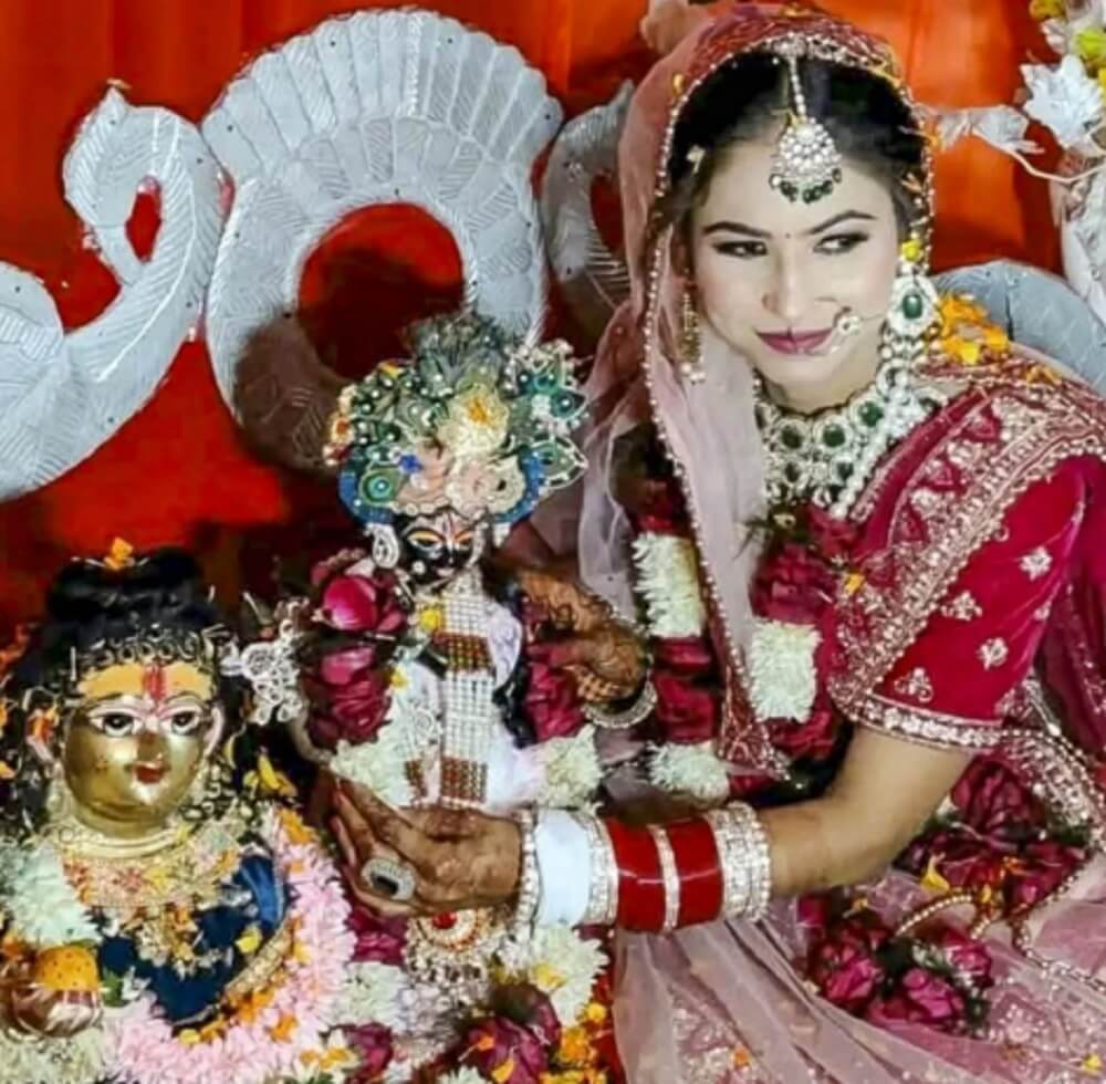 Pinky Sharma immersed in devotion-marries Kanha in Badaun