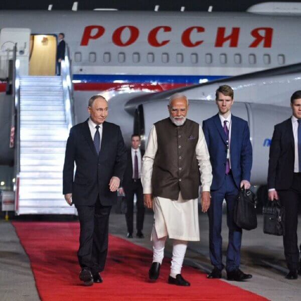 भारत पहुंचे रूसी राष्ट्रपति पुतिन, PM Modi ने गले लगाकर किया स्वागत