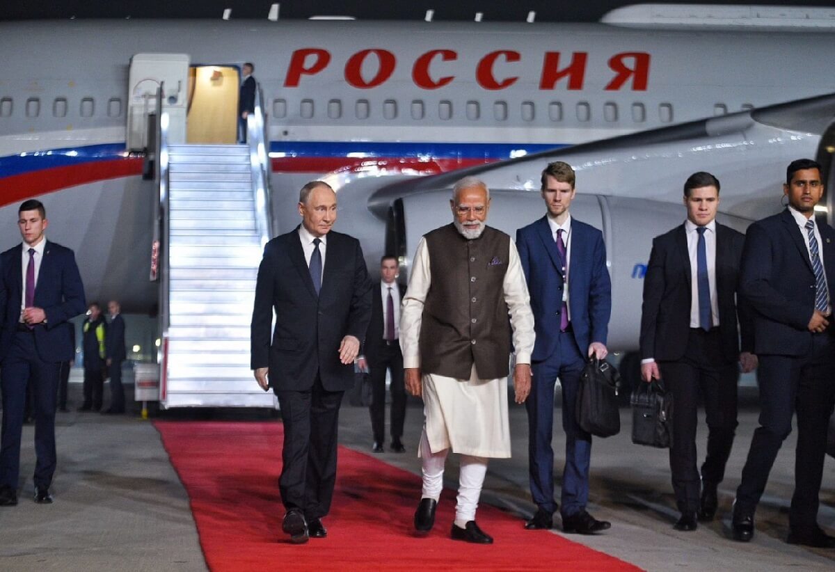 Russian President Putin arrives in India PM Modi welcomes him with hug