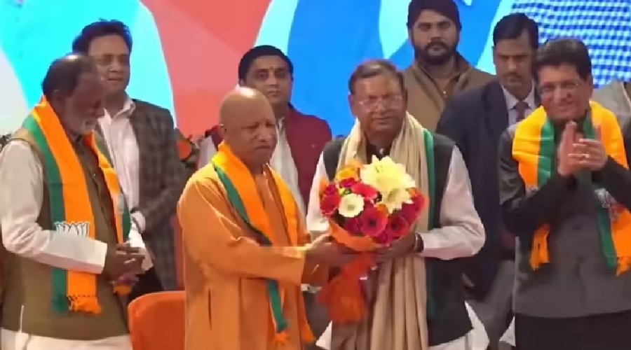 up-pankajchaudhary-becomes-bjp-statepresident-seeks-blessings-by-touching-cmyogis-feet