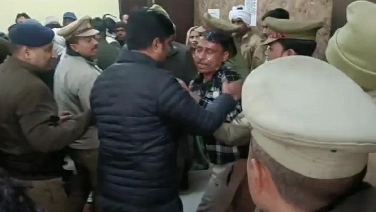 youngman sprayed himself with petrol in front of DM Kanpur 