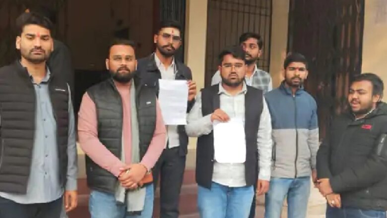 बांदा: खून से UGC अध्यक्ष को लिखा पत्र-छात्र नेताओं ने विरोध में सौंपा ज्ञापन भी