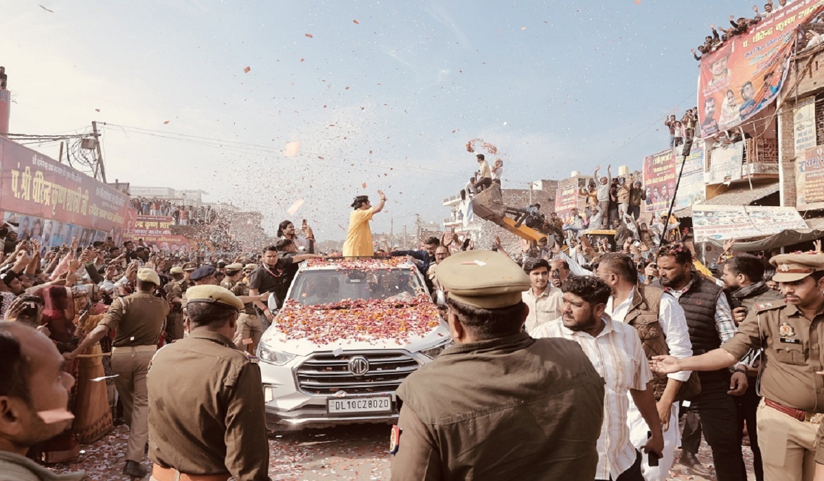 Bulldozer welcome of Pt. Dhirendra Shastri in Banda