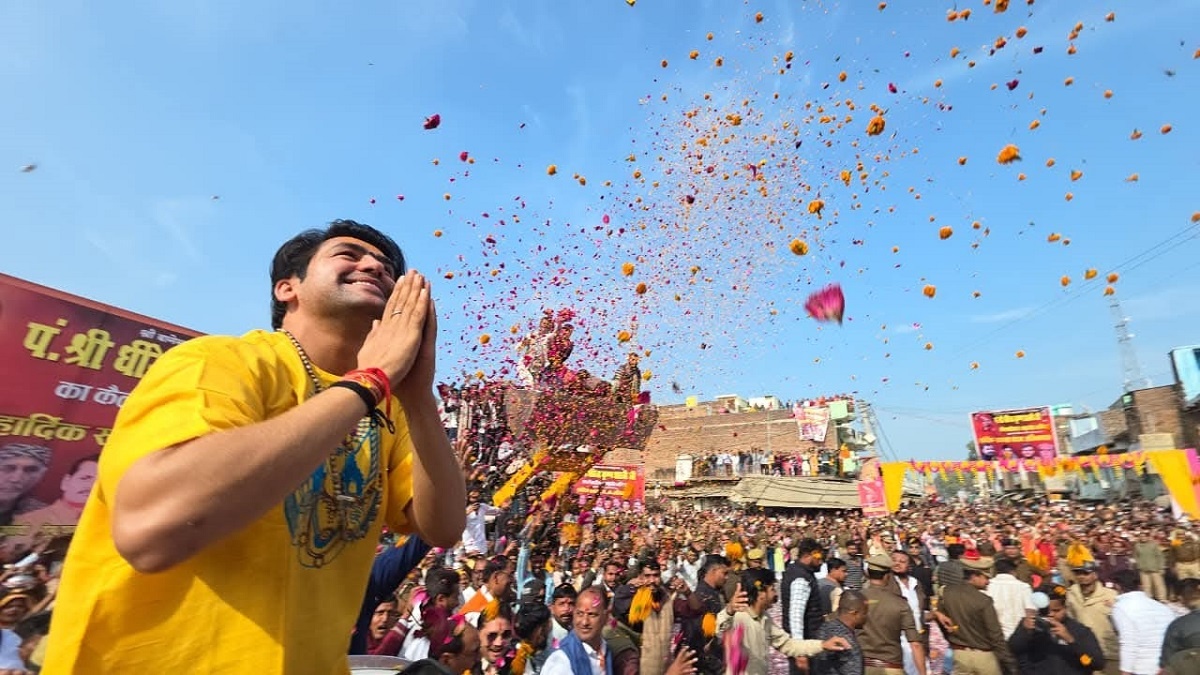 Bulldozer welcome of Pt. Dhirendra Shastri in Banda