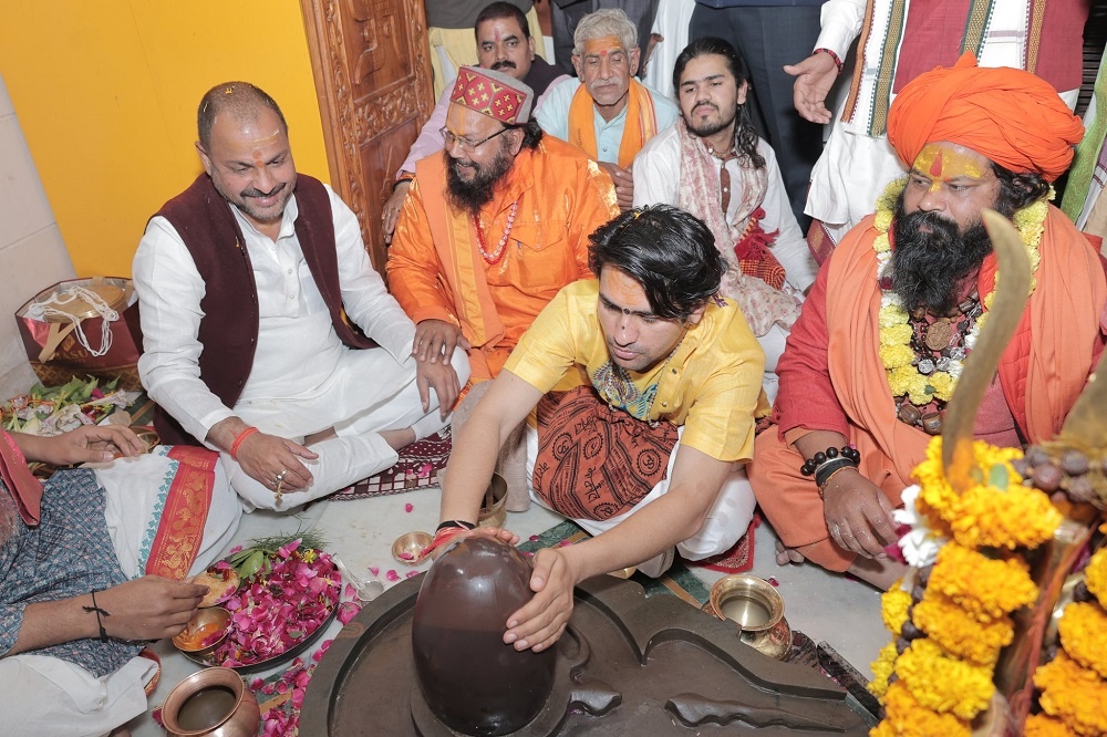 Bulldozer welcome of Pt. Dhirendra Shastri in Banda