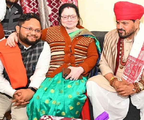 बांदा में पूर्व सांसद बृजभूषण सिंह, परिचितों के घर पहुंचे-कथा भी सुनी