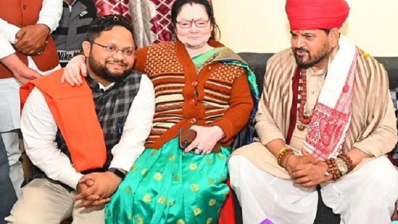 बांदा में पूर्व सांसद बृजभूषण सिंह, परिचितों के घर पहुंचे-कथा भी सुनी