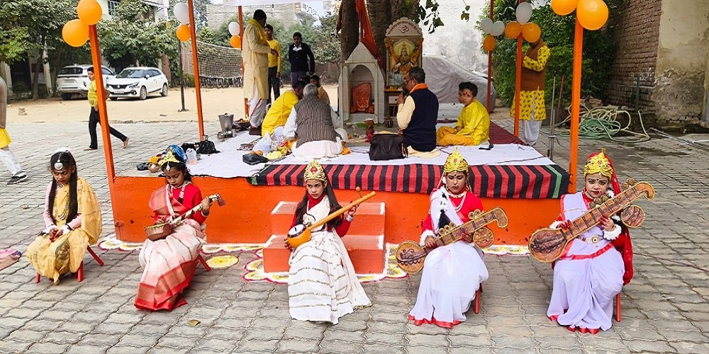 Schools celebrated Basant Panchami with great pomp in Banda
