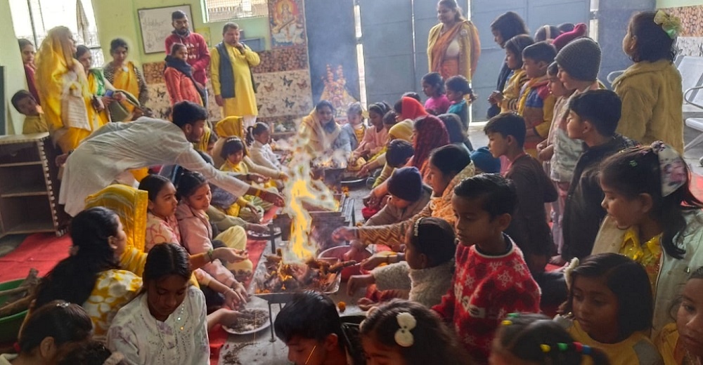 Schools celebrated Basant Panchami with great pomp in Banda