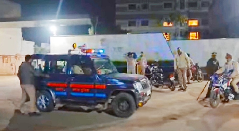 Supporters of Brajbhushan Singh-organizer PraveenSingh clashed in Banda