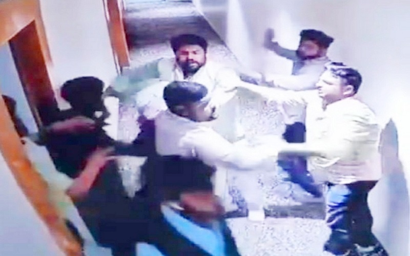 Supporters of Brajbhushan Singh-organizer PraveenSingh clashed in Banda