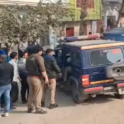 UP: एटा में डाॅक्टर समेत परिवार के 3 सदस्यों की दिनदहाड़े घर में घुसकर हत्या-एक गंभीर