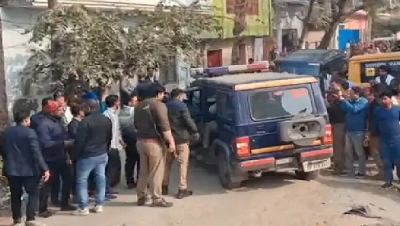 UP: एटा में डाॅक्टर समेत परिवार के 3 सदस्यों की दिनदहाड़े घर में घुसकर हत्या-एक गंभीर