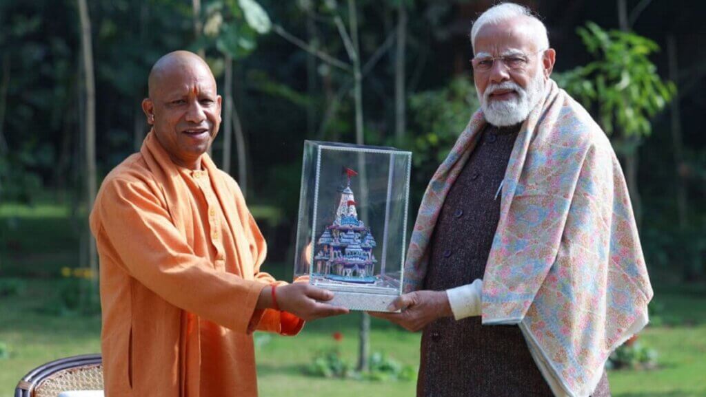 UP: CMYogi arrives in Delhi and meets PMModi