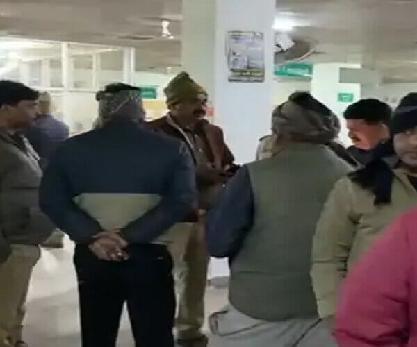 बांदा में बड़ी वारदात, सिपाही ने कुल्हाड़ी से पत्नी-बेटी पर किया हमला, बच्ची की मौत-महिला रेफर