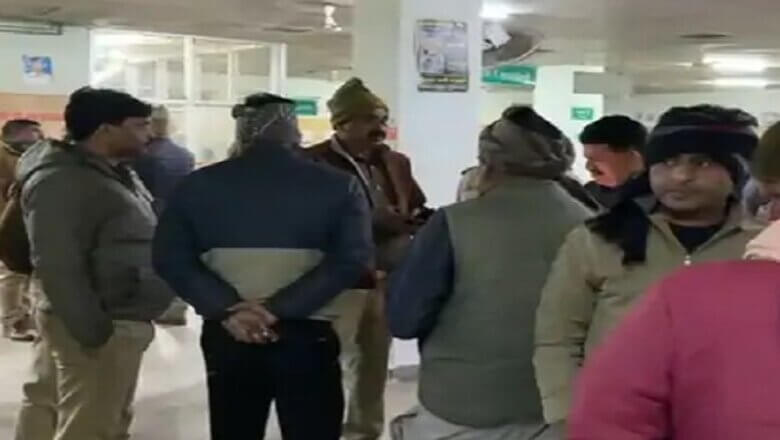 बांदा में बड़ी वारदात, सिपाही ने कुल्हाड़ी से पत्नी-बेटी पर किया हमला, बच्ची की मौत-महिला रेफर