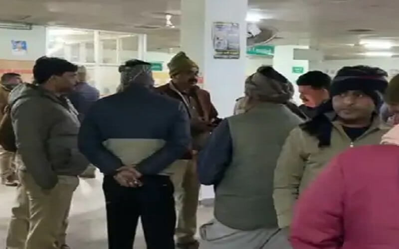 Banda constable attacked wife-daughter with axe girl died