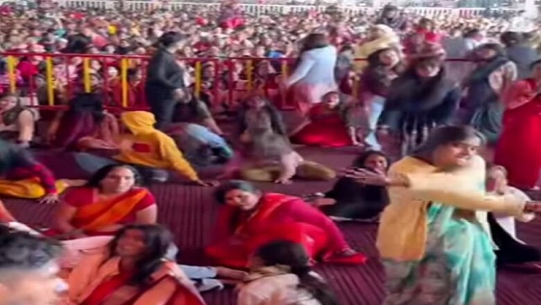 Banda: दुनिया चांद पर और बांदा में भूत नाचें..चर्चा में पं. धीरेंद्र शास्त्री की कथा