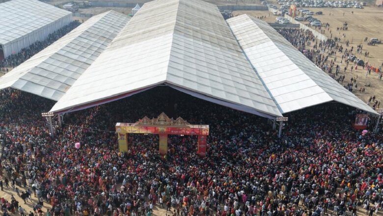 भक्ति या शक्ति प्रदर्शन? बांदा में पं. धीरेंद्र शास्त्री की कथा में कुछ को VVIP ट्रीटमेंट और बाकियों को..