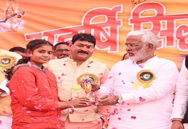 Banda: Minister SwatantraDev Singh honored students