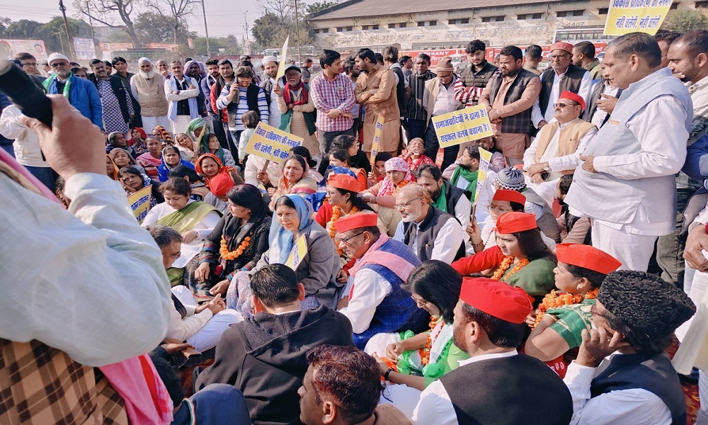 Severalparties protest against auction of RifleClub in Banda