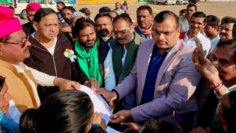 बांदा में सपा-कांग्रेस समेत कई दलों का धरना-राइफल क्लब की नीलामी रद्द की मांग