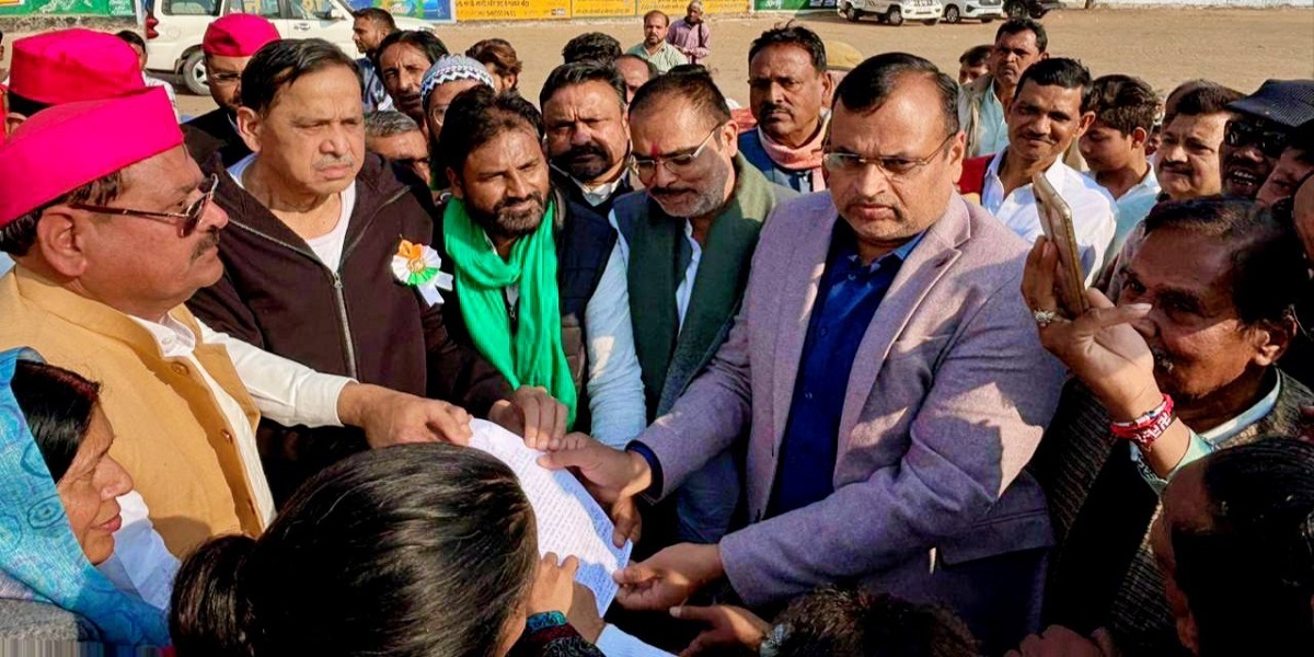 Several party-including SP-Congress protest against auction of RifleClub in Banda