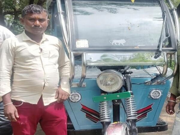 बांदा में सड़क हादसे में ई-रिक्शा चालक की दर्दनाक मौत