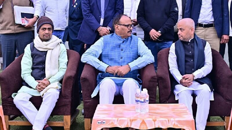 Deputy CM BrajeshPathak pays tribute to late mother of PM Modi's secretary in Banda