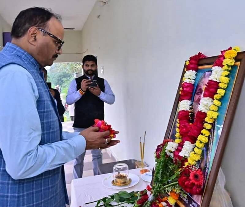 Deputy CM BrajeshPathak pays tribute to late mother of PM Modi's secretary in Banda