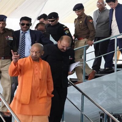 सीएम योगी सिंगापुर-जापान रवाना, वित्तमंत्री सहित ये 18 लोग भी..