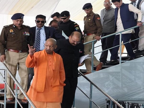 सीएम योगी सिंगापुर-जापान रवाना, वित्तमंत्री सहित ये 18 लोग भी..