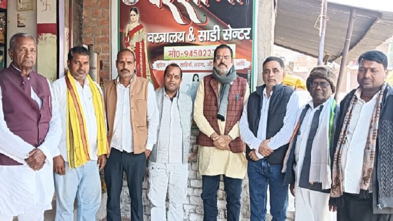 Congress District President in Banda interacted with villagers on MNREGA