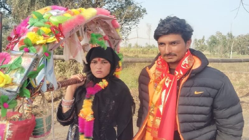 Muslim woman Tamanna carrying Kanwar wearing burqa in uttarpradesh