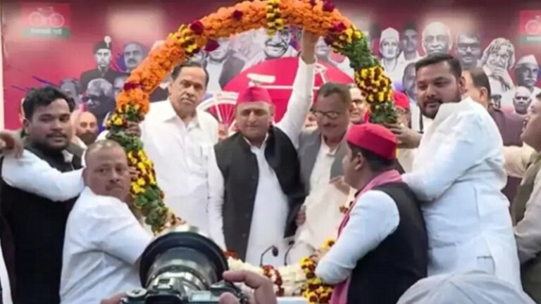 Naseemuddin Siddiqui joins Samajwadi Party