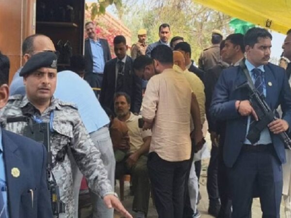 सुल्तानपुर से लौट रहे राहुल गांधी, रामचेत मोची की दुकान पर रुके