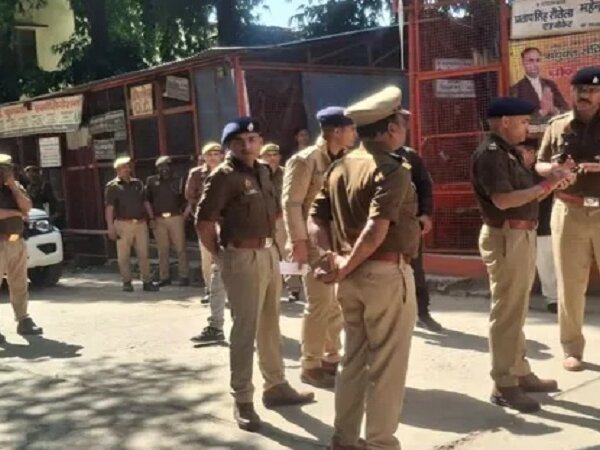 बड़ी खबर: यूपी में 18 अदालतों को बम से उड़ाने की धमकी-हड़कंप