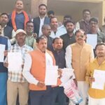 बांदा में व्यापारियों का FIR के विरोध में प्रदर्शन